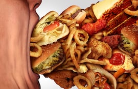 Comer en exceso.