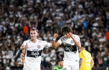El delantero de Olimpia, Adrián Alcaraz (26 años) celebra el tanto que le dio el triunfo a Olimpia en el clásico blanco y negro ante Libertad, lo acompaña el volante Juan Fernando Alfaro. (Foto: @elClubOlimpia)