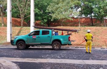 Una cuadrilla de la Ande estuvo trabajando en la Subestación Mburucuyá hasta reponer el servicio.