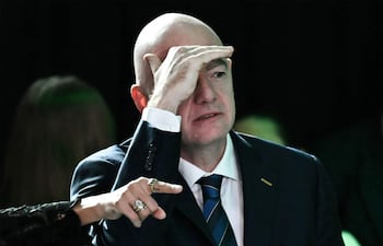 Gianni Infantino, titular de la FIFA fue cudamente criticado por el proyecto contemplaba vender el 20% de FIFA Forward Enterprise (FFE). La UEFA conisdera emprender acciones legales por el plan.