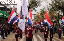 Jóvenes desfilaron con orgullo representando a sus instituciones educativas.