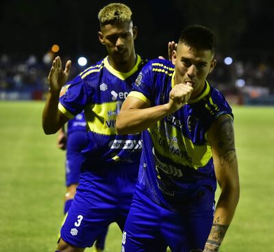 Festejo de Emmanuel Morales luego de anotar el tanto del triunfo desde los doce pasos. Ángel López acompaña la celebración.