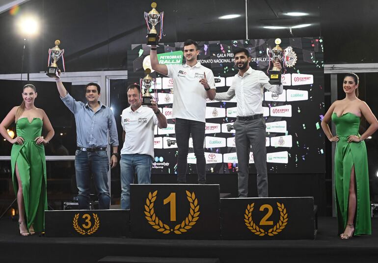 Podio del general del rally, con Fau Zaldívar (c) como campeón, segundo lugar para Agustín Alonso (d) y terceros Augusto Bestard y Víctor Aguilera.