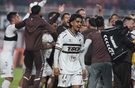 El delantero paraguayo de Platense, Ronaldo Martínez (77), celebra junto a sus compañeros tras ganar el partido de semifinales del Torneo Apertura 2025 de la Liga Profesional de Fútbol Argentino entre San Lorenzo y Platense, en el estadio Pedro Bidegain de Buenos Aires.