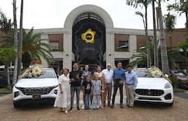 Directivos de delSol Shopping & Lifestyle entregaron los premios de la promo Navidad y Reyes a los felices ganadores.