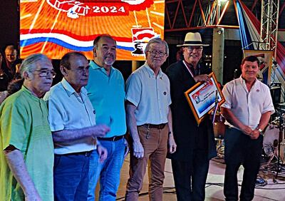 Rafael Centurión, galardonado con la estatuilla “Emiliano R. Fernández” y directivos de la Asociación Folklórica “Emiliano R. Fernández”, durante el 25 Festival Nacional del Paraná.
