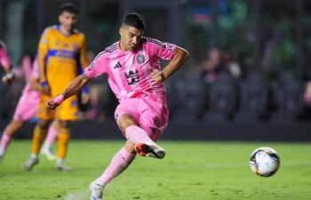 Luis Suárez del Inter Miami CF lanza un penal y anota el segundo gol del equipo durante el partido de cuartos de final de la Leagues Cup entre el Inter Miami CF y Tigres UANL, en el Chase Stadium, en Fort Lauderdale, Florida.