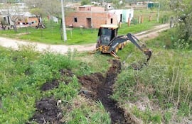 Tareas de canalizaciones e realizan en zonas rurales de Santa María de Fe.