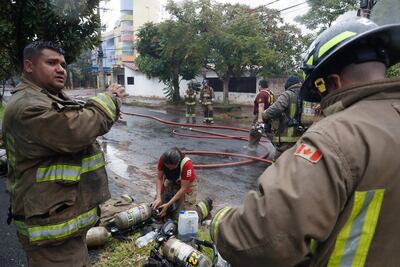 Integrantes del Cuerpo de Bomberos Voluntarios de Paraguay realizan labores para controlar un incendio por una fuga de gases de cloro este lunes, en Asunción (Paraguay).