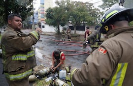 Integrantes del Cuerpo de Bomberos Voluntarios de Paraguay realizan labores para controlar un incendio por una fuga de gases de cloro este lunes, en Asunción (Paraguay).