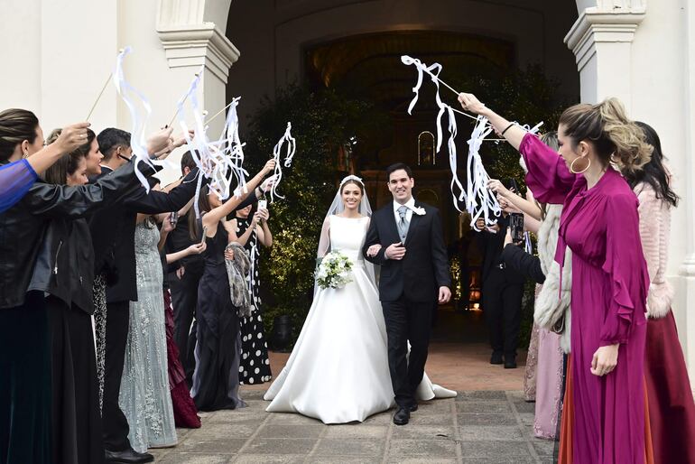 Los recién casados a la salida de iglesia recibieron las felicitaciones de sus invitados.