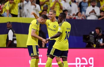 El delantero portugués del Al-Nassr, Cristiano Ronaldo lo celebra tras marcar el primer gol de su equipo durante el partido de fútbol de la Liga Profesional Saudí entre el Al-Nassr y el Abha en el estadio Al-Awwal Park de Riad. (Foto: @Cristiano)