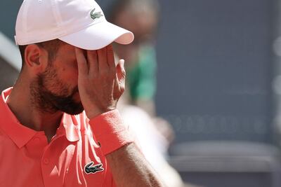 El serbio Novak Djokovic, número 5 del mundo, cayó eliminado este sábado en su estreno en el Masters 1000 de Madrid.