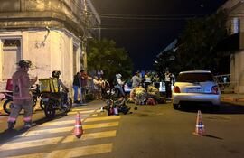 Joven motociclista sufre lesiones leves en accidente en Asunción.