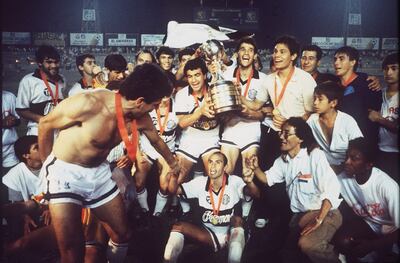 Jugadores de Olimpia celebran con el trofeo más codiciado en el fútbol sudamericano, el franjeado ganaba la copa por segunda vez.