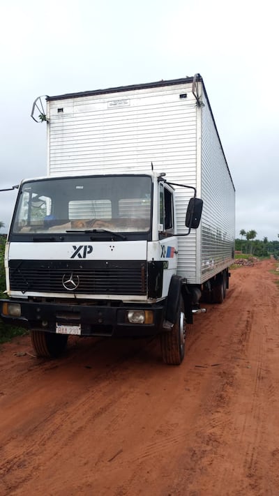 El camión que fue robado por "piratas del asfalto" en la Ruta PY02, a la altura de la ciudad de Ypacaraí.