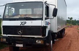 El camión que fue robado por "piratas del asfalto" en la Ruta PY02, a la altura de la ciudad de Ypacaraí.