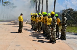Personal militar trabajando para sofocar incendios provocados.