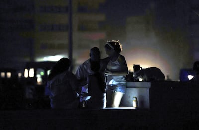 Personas hablan durante un apagón en una calle en La Habana (Cuba). Cuba sufre una crisis energética desde mediados de 2024.