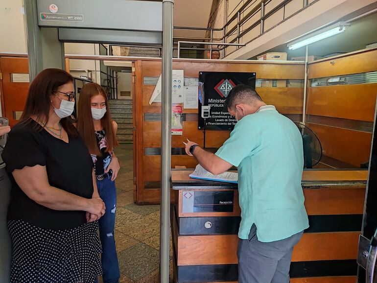El Intendente Magín Benítez (PLRA) junto a la asesora jurídica municipal Norma Girala y la Coordinadora de Abogados del Paraguay (Coapy), María Esther Roa, durante la ampliación de la denuncia.