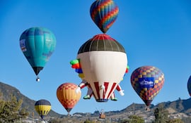 Fotografía que muestra globos aerostáticos volando durante la V edición del Festival de Globos este viernes, en la ciudad Mitad del Mundo, en el noroeste de Quito (Ecuador).