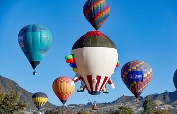 Fotografía que muestra globos aerostáticos volando durante la V edición del Festival de Globos este viernes, en la ciudad Mitad del Mundo, en el noroeste de Quito (Ecuador).