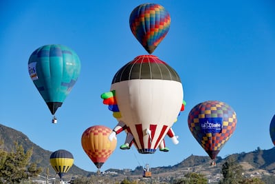 Fotografía que muestra globos aerostáticos volando durante la V edición del Festival de Globos este viernes, en la ciudad Mitad del Mundo, en el noroeste de Quito (Ecuador).