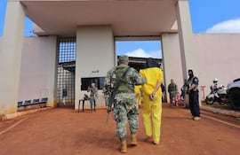 Un militar conduce a uno de los 267 convictos de peligrosidad media-baja que fueron ingresados ayer al Centro Penitenciario de Reinserción Social de Minga Guazú.