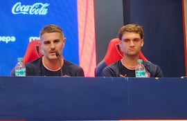 El argentino Pablo Vegetti (i) durante la presentación oficial como refuerzo de Cerro Porteño en una conferencia de prensa en el estadio La Nueva Olla, en Asunción, Paraguay.