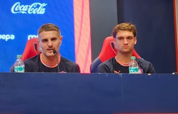 El argentino Pablo Vegetti (i) durante la presentación oficial como refuerzo de Cerro Porteño en una conferencia de prensa en el estadio La Nueva Olla, en Asunción, Paraguay.