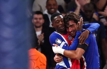 El delantero español del París Saint-Germain, Ferran Torres celebra con el francés Ousmane Dembele tras marcar el tercer gol de su equipo durante el partido de la Liga de Campeones de la UEFA, fase de liga, jornada 1, ante el Slovan Bratislava en el Estadio Parque de los Príncipes en París.