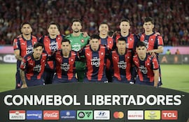 Los jugadores de Cerro Porteño posan en la previa de un partido ante Estudiantes de La Plata por los octavos de final de la Copa Libertadores 2025 en el estadio La Nueva Olla, en Asunción, Paraguay.