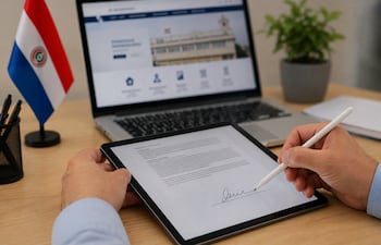 La firma electrónica avanza en Paraguay de la mano de la digitalización de los servicios públicos y del sistema financiero. (Imagen creada con IA).