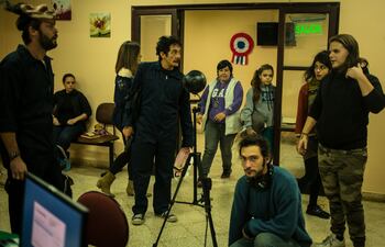 Los actores Rafael Alfaro y Javier Enciso escuchan las indicaciones del director Michael Kovich Jr. (derecha) durante el rodaje de "Opus VR".