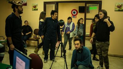 Los actores Rafael Alfaro y Javier Enciso escuchan las indicaciones del director Michael Kovich Jr. (derecha) durante el rodaje de "Opus VR".