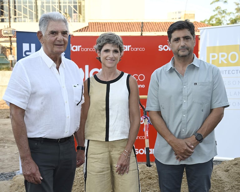 Fernando Dumot, Desiree Dumot y Norman Dumot.