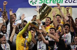 Los jugadores del Corinthians celebran la conquista del Estadual Paulista 2025 con el trofeo de campeón después de empatar con Palmeiras en la revancha de la final en el estadio Neo Química Arena, en Sao Paulo, Brasil.