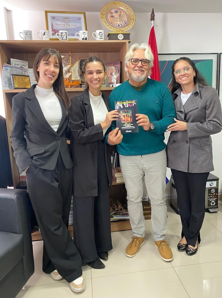 Entrega de ejemplares del libro La Danza como Disidencia al Centro Cultural El Cabildo.
