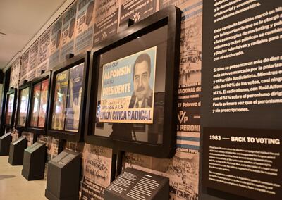 Fotografía de los objetos expuestos de la muestra "1983. Volver a votar", el viernes 27 de octubre de 2023, en Buenos Aires (Argentina). Argentina celebra este lunes 40 años de las elecciones que marcaron el fin de la última dictadura militar (1976-1983), que inauguraron el período más largo de democracia en el país suramericano al dejar atrás una seguidilla de golpes de Estado que marcaron el siglo XX en esta nación.