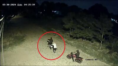 Captura de circuito cerrado del momento en que delincuentes roban una motocicleta en el barrio Laurelty de San Lorenz