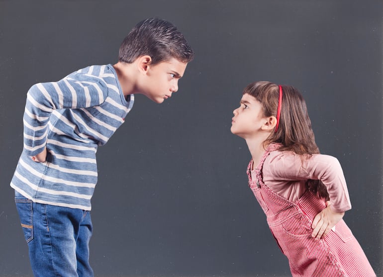 Concepto de pelas entre hermanos.