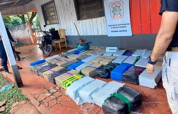 Sede de la Comisaría de Katueté donde se observan los paquetes de marihuana incautados en la mañana de este viernes.