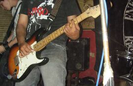 Krisper (Christian Pérez) al frente del grupo Enemigos de la Klase