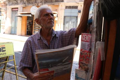 Un hombre vende periódicos y revistas este viernes en Asunción (Paraguay). La precariedad del sistema de pensiones en los países de América Latina y el Caribe obliga a millones de trabajadores a buscar una vía laboral informal para completar sus bajos ingresos, después de décadas de trabajo y de haber superado la edad de jubilación.