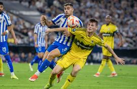 AME2408. MONTERREY (MÉXICO), 01/05/2024.- German Berterame (i) de Rayados de Mexico disputa el balón con Sean Zawadzki de Columbus este miércoles, en el partido de vuelta de la semifinal de la Copa de Campeones de la Concacaf entre Rayados y Columbus Crew, en el estadio BBVA de la ciudad de Monterrey (México). EFE/ Miguel Sierra