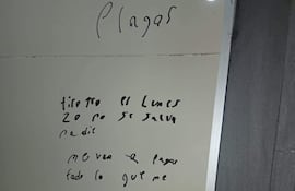Texto escrito a mano en el baño de un colegio, sobre fondo claro, con contenido amenazante y desordenado.
