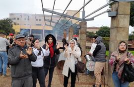 Víctimas de asalto protestan contra posible liberación de cómplices de expolicía