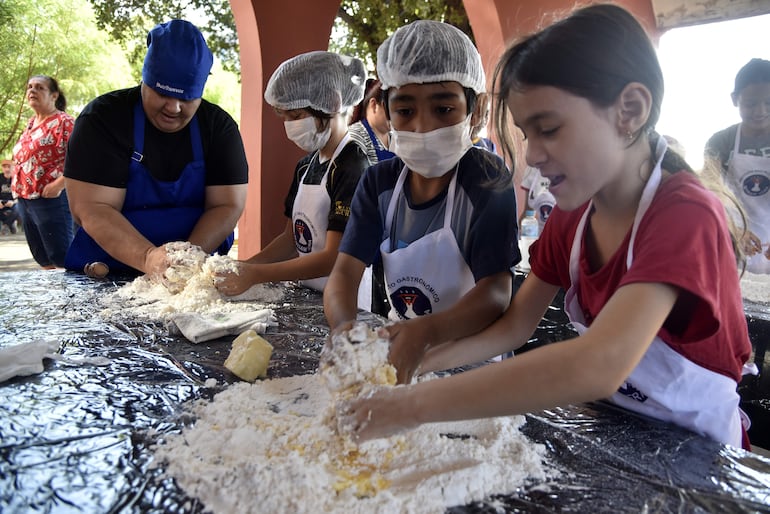 Pequeños del barrio San Jerónimo, de Asunción, vivieron con mucho entusiasmo el tradicional Chipa Apo del Miércoles Santo.