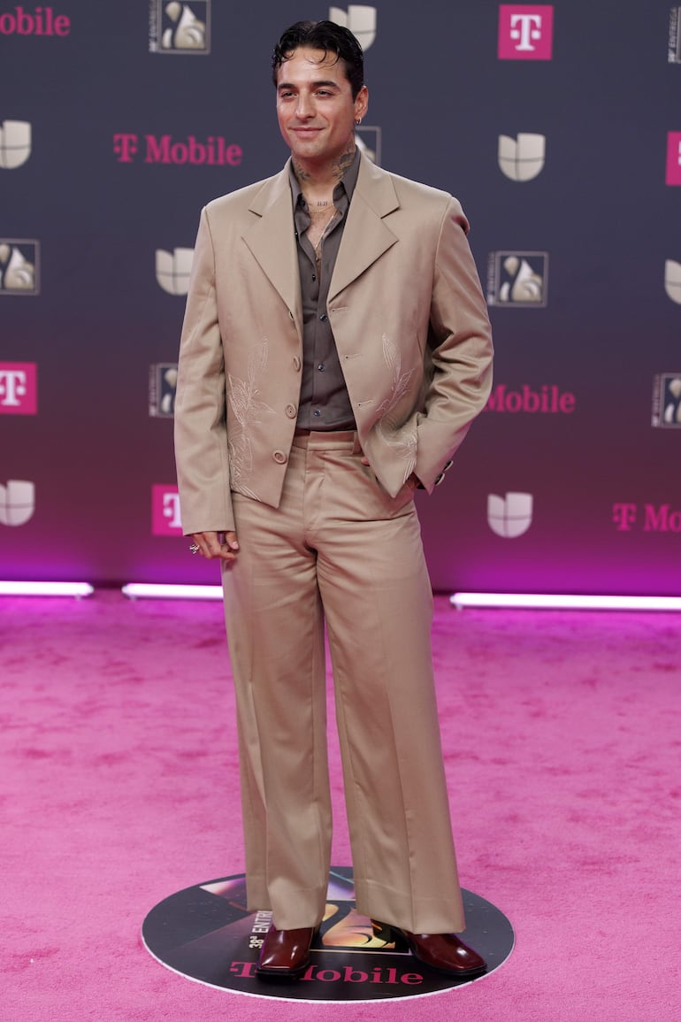 El colombiano Maluma con su nuevo look en la alfombra magenta de Premio Lo Nuestro 2026. (EFE/EPA/CRISTOBAL HERRERA-ULASHKEVICH)
