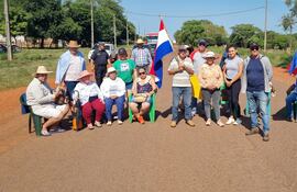 Vecinos de la comunidad de Loma Pero de San Juan Bautista, Misiones, exigen una fecha exacta de reinicio de obras del tramo tres de la ruta del progreso.